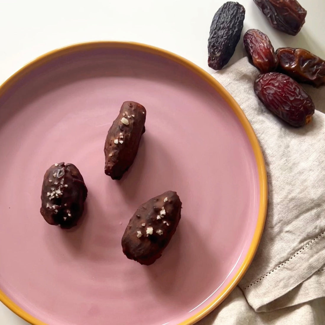 Stuffed dates: the perfect healthy sweet snack